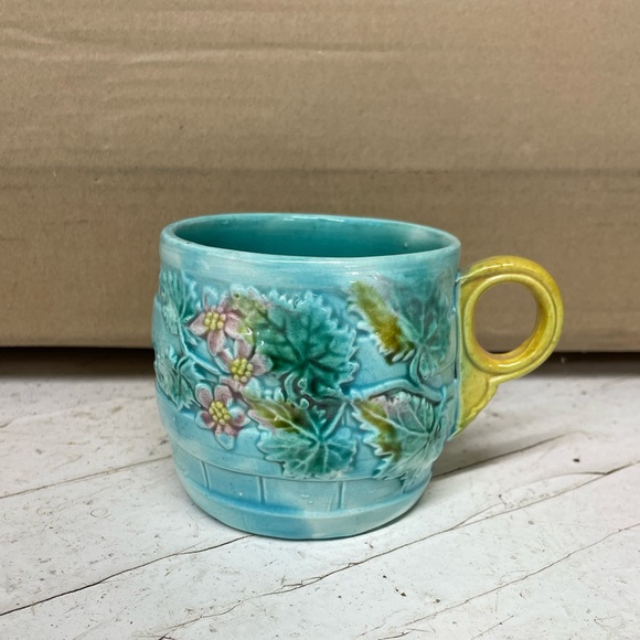 Cute little turquoise mug - Picture 2 of 8